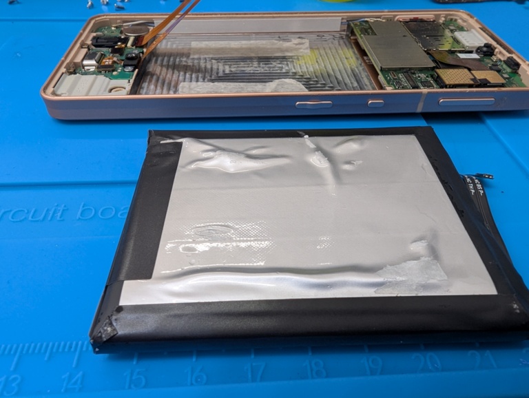 AQUOS sense6の通常バッテリー交換修理ならスマホ修理工房富山グリーンモール山室店へお任せください☆